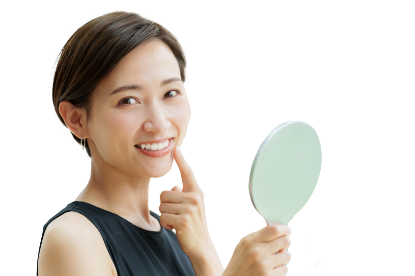 歯を見せて笑う女性