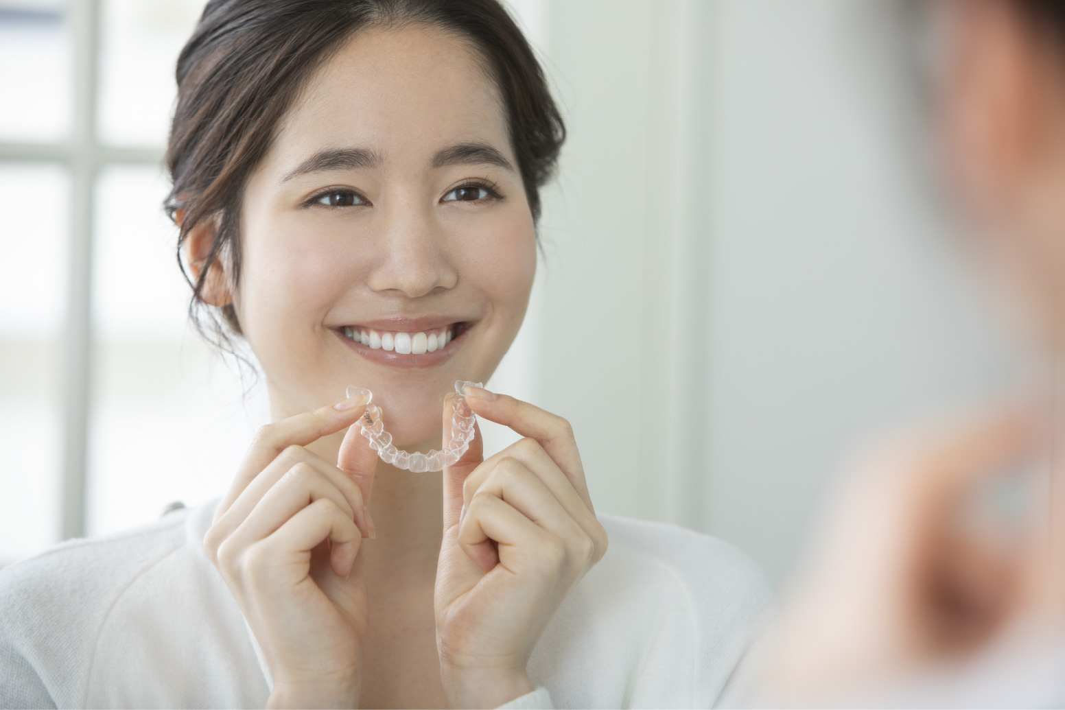 マウスピースを着脱する女性